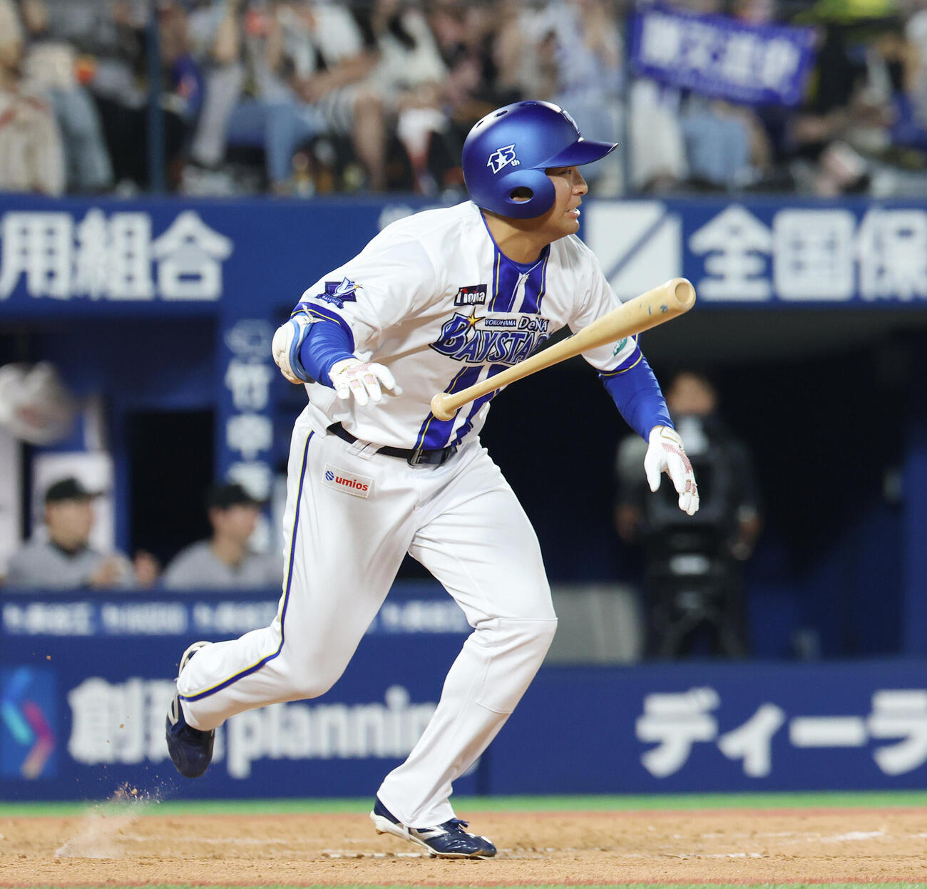 DeNA対巨人　5回裏DeNA2死三塁、適時打を放つ勝又温史（撮影・宮地輝）