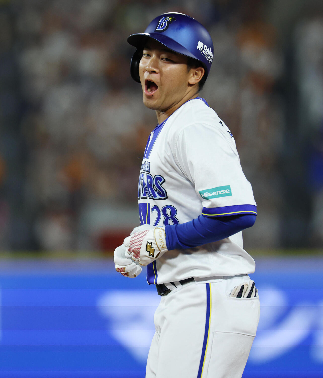 DeNA対巨人　5回裏DeNA2死三塁、適時打を放った勝又温史（撮影・宮地輝）
