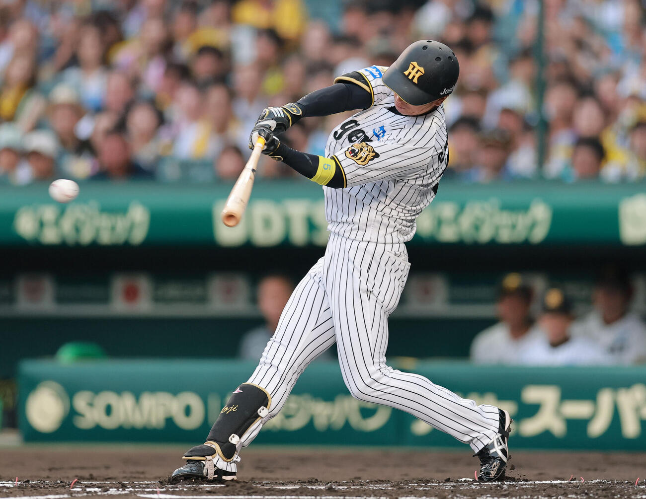 阪神対ヤクルト　1回裏阪神無死、安打を放つ近本光司（撮影・上山淳一）