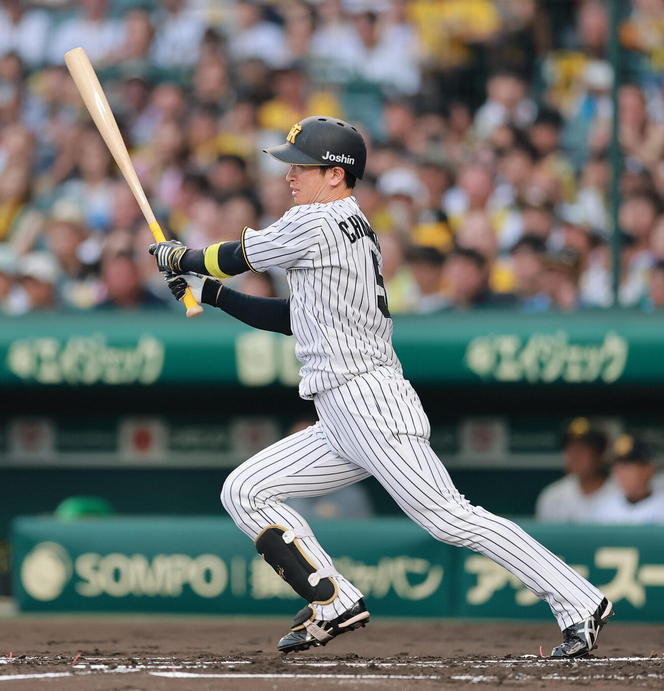 阪神対ヤクルト　1回裏阪神無死、安打を放つ近本光司（撮影・上山淳一）