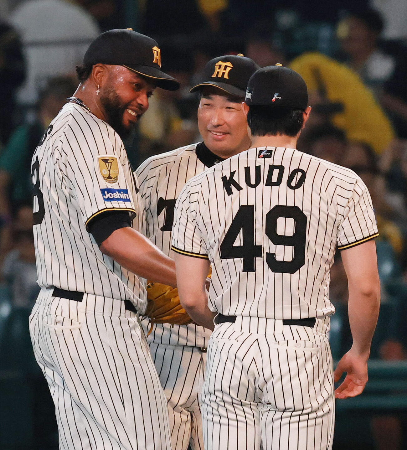 阪神対ヤクルト　初勝利を挙げた阪神工藤泰成（右）はラファエル・ドリスからウイニングボールを受け取る（撮影・上山淳一）
