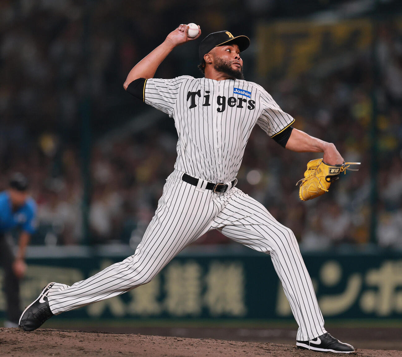 阪神対ヤクルト　9回表に登板する阪神ラファエル・ドリスる（撮影・上山淳一）