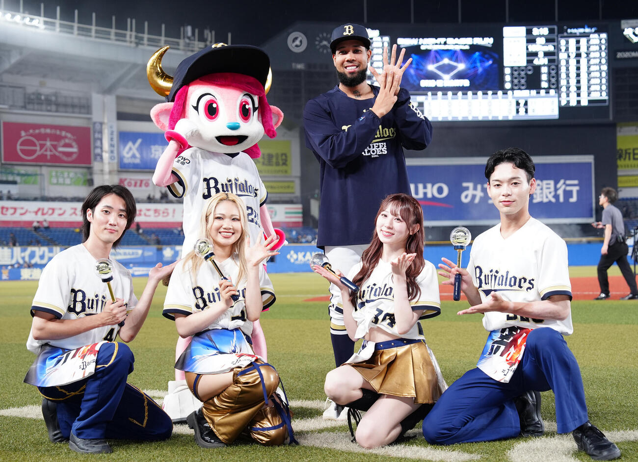 ロッテ対オリックス　ヒーローインタビュー後、笑顔で写真に納まるオリックスのアンダーソン・エスピノーザ（撮影・鈴木どり）