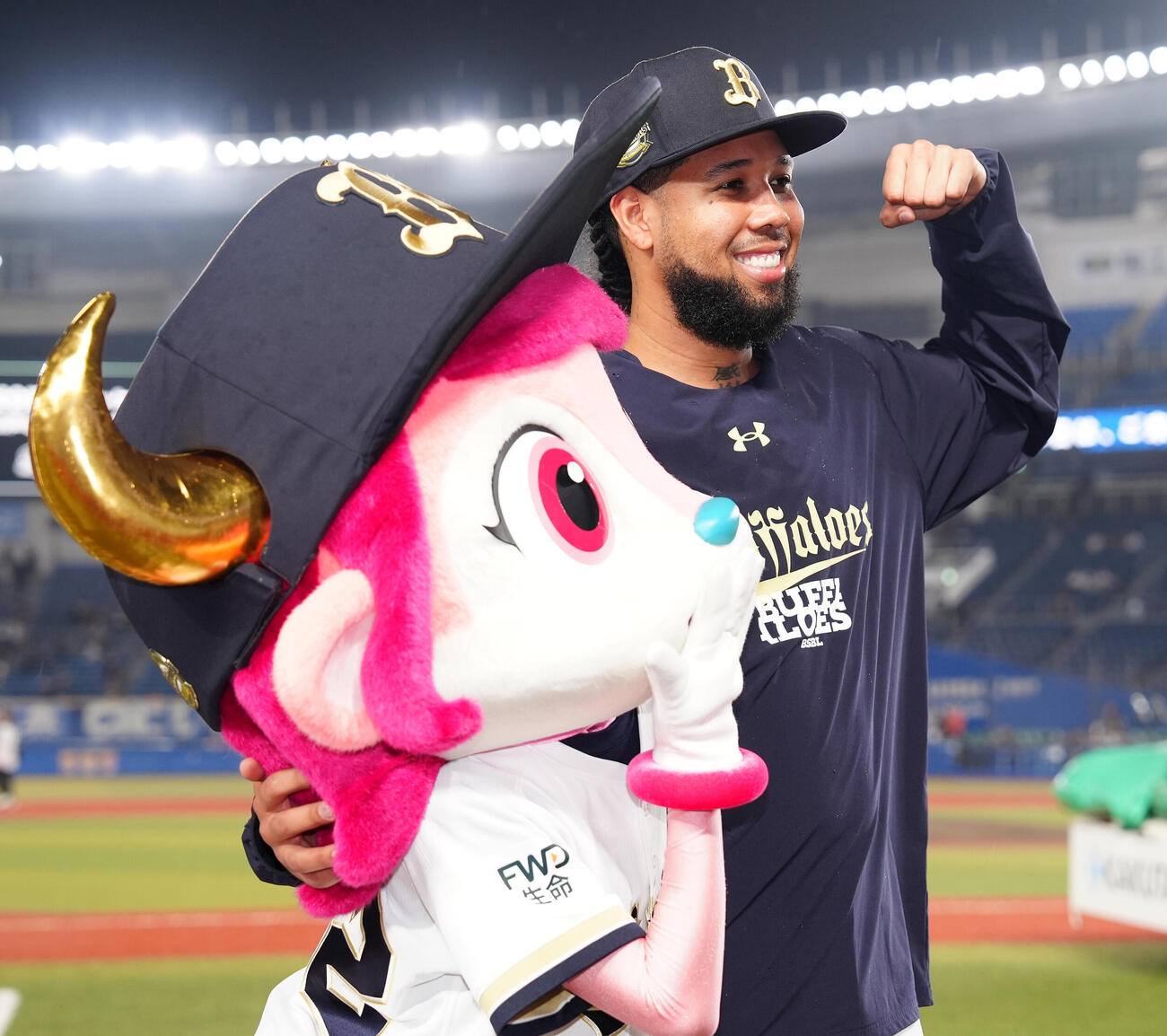 ロッテ対オリックス　ヒーローインタビュー後、笑顔で写真に納まるオリックスのアンダーソン・エスピノーザ（撮影・鈴木どり）
