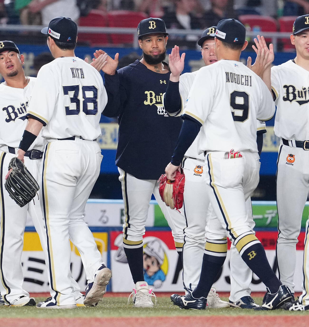 ロッテ対オリックス　ロッテに勝利し、ナインを迎えるオリックスのアンダーソン・エスピノーザ（中央）（撮影・鈴木どり）