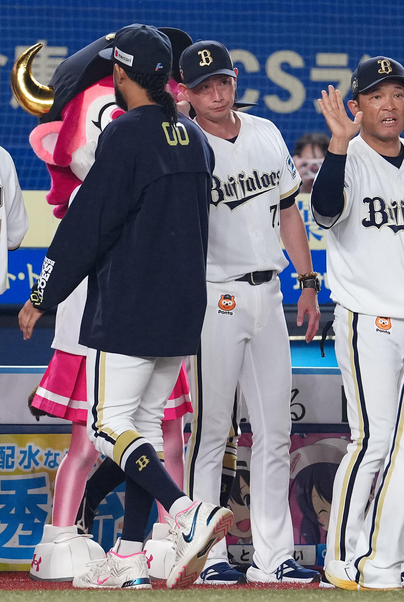 ロッテ対オリックス　ロッテに勝利し、アンダーソン・エスピノーザ（左）を迎えるオリックス岸田護監督（中央））（撮影・鈴木どり）