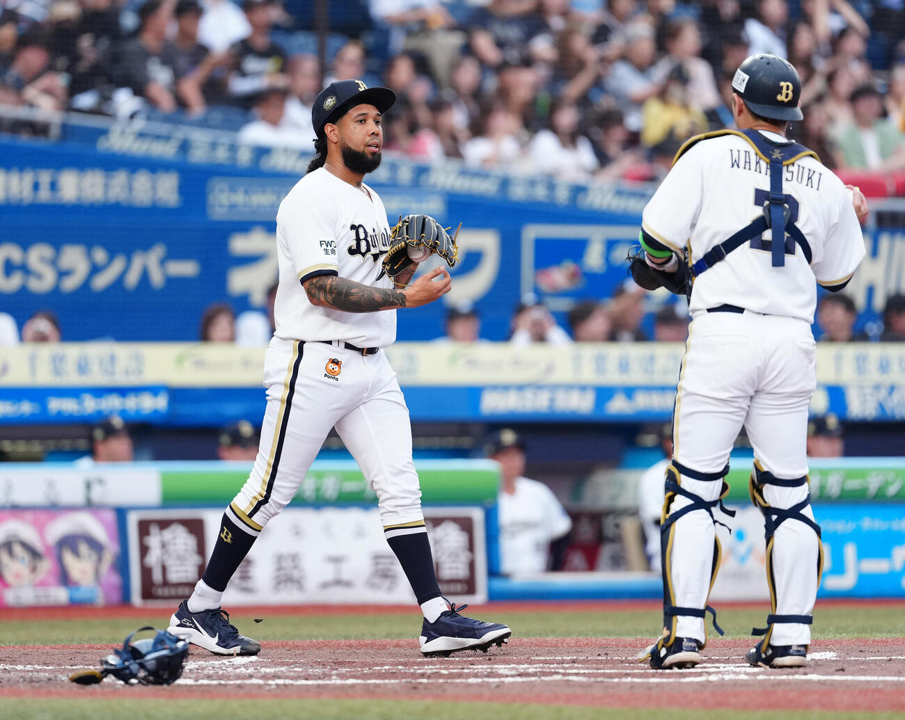 ロッテ対オリックス　2回裏ロッテ無死満塁、上田希由翔に2点適時打を浴び、浮かない表情のアンダーソン・エスピノーザ（左）（撮影・鈴木どり）