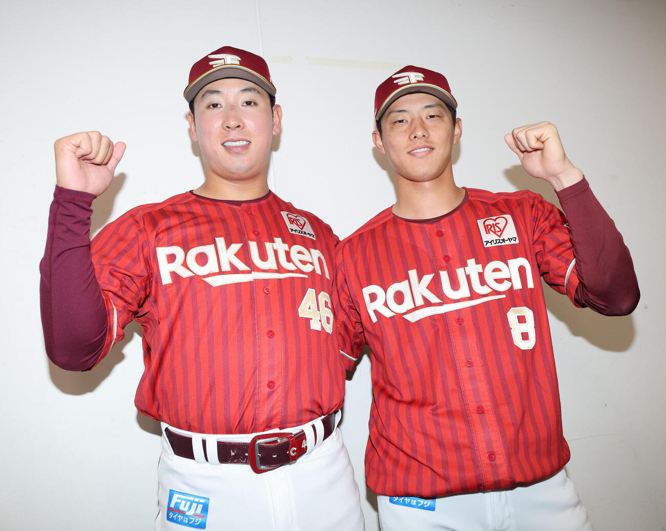 「マイナビオールスターゲーム2026」に監督選抜で選出された楽天の辰己涼介と藤平尚真（左）はガッツポーズ（撮影・梅根麻紀）
