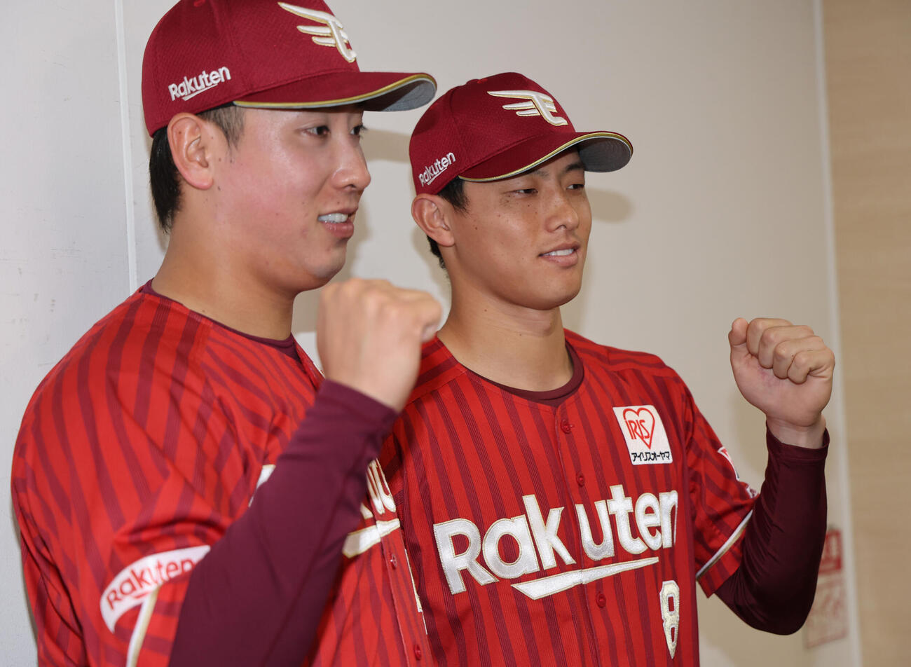 「マイナビオールスターゲーム2026」に監督選抜で選出された楽天の辰己涼介と藤平尚真（手前）はガッツポーズ（撮影・梅根麻紀）