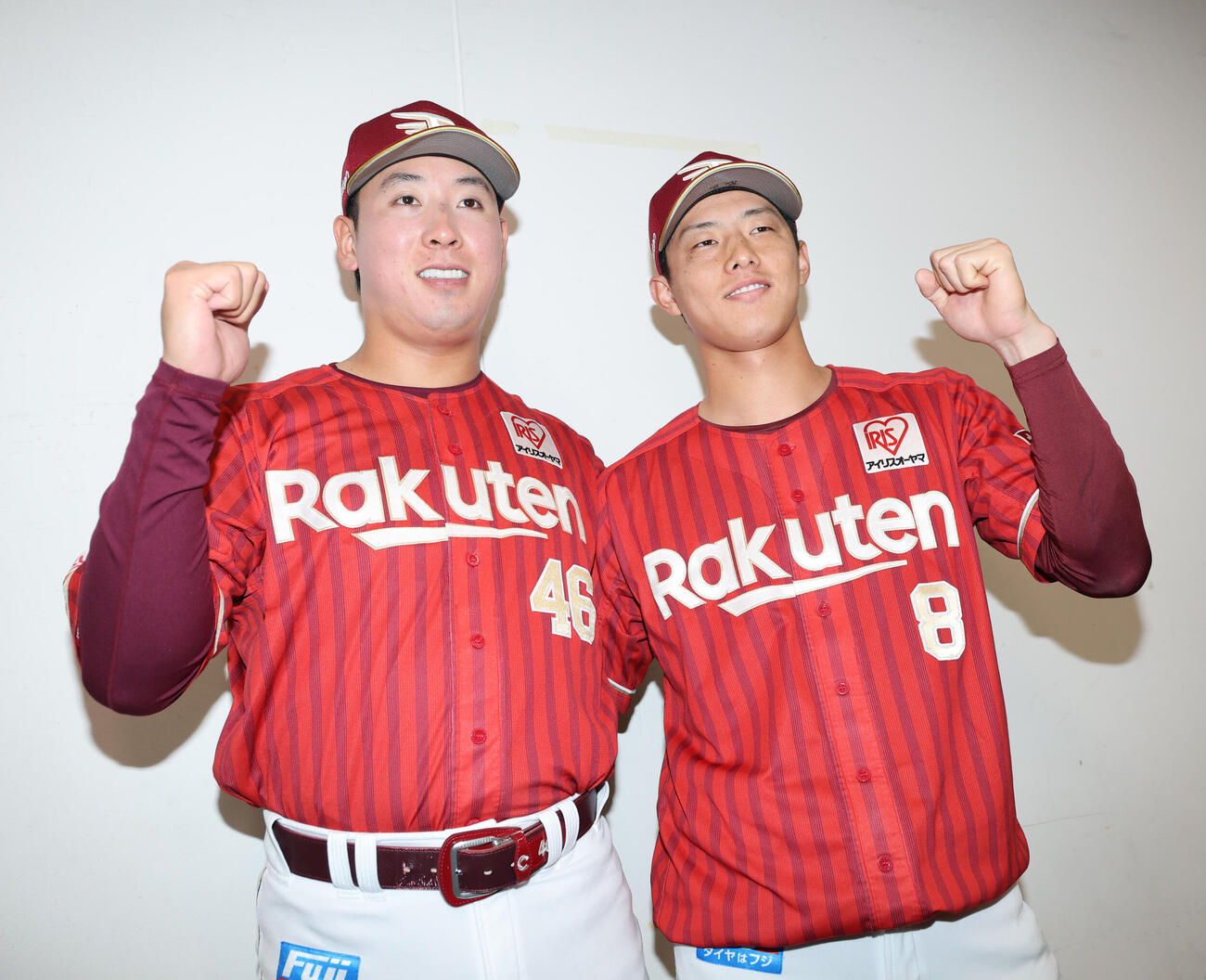 「マイナビオールスターゲーム2026」に監督選抜で選出された楽天の辰己涼介と藤平尚真（左）はガッツポーズ（撮影・梅根麻紀）