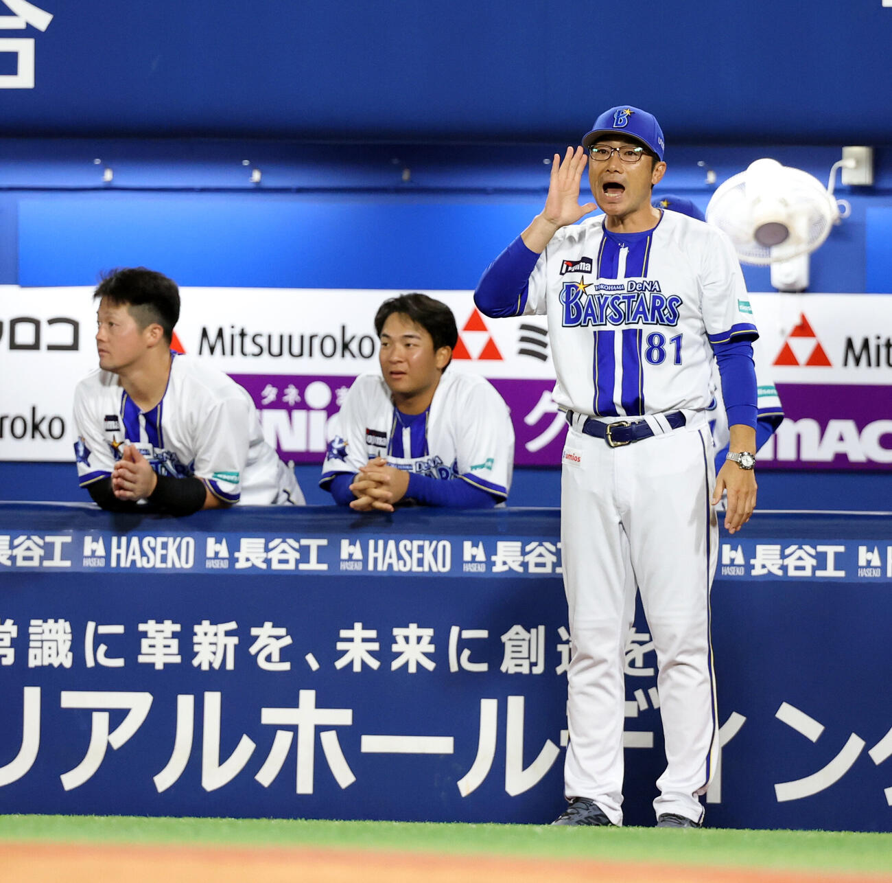 DeNA対巨人　6回裏DeNA1死一、二塁、松尾汐恩が適時打を放ち、大声で代走を知らせる相川亮二監督（撮影・浅見桂子）