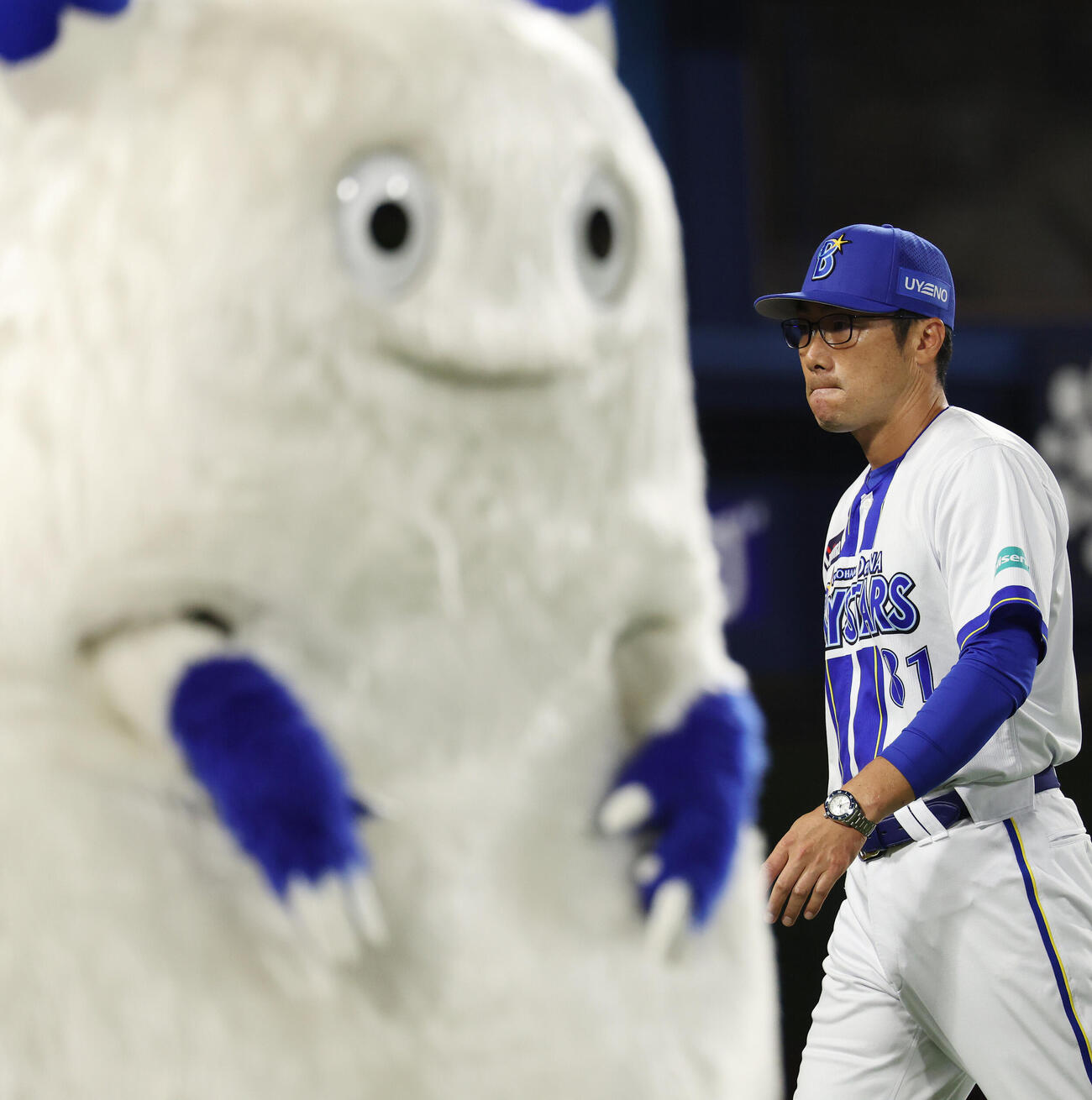 DeNA対巨人　6回表、投手交代を告げベンチに下がるDeNA相川亮二監督（撮影・宮地輝）