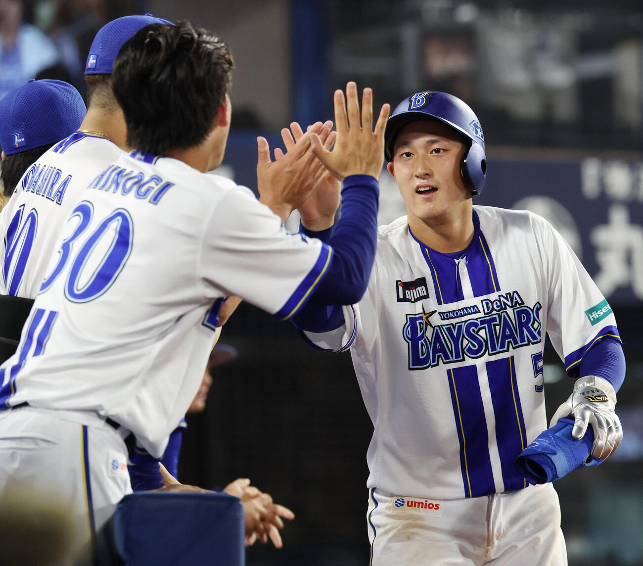 DeNA対巨人　5回裏DeNA無死二塁、佐野恵太の適時打で生還しチームメートとタッチを交わす松尾汐恩（撮影・宮地輝）