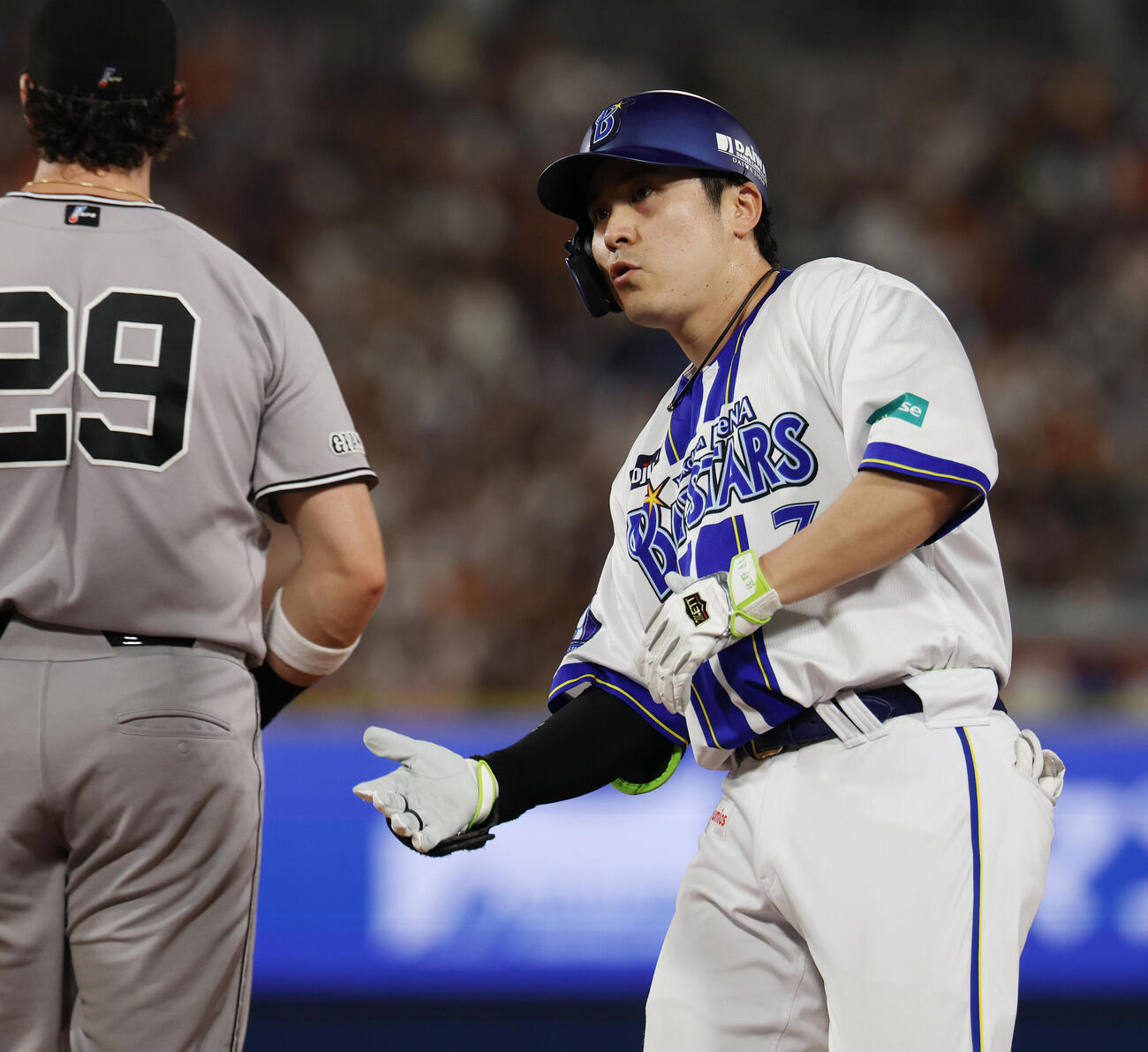 DeNA対巨人　5回裏DeNA無死二塁、適時打を放った佐野恵太（撮影・宮地輝）