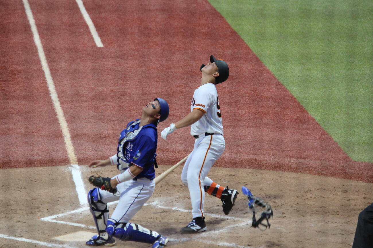 ファーム・リーグ中日戦で先発の小笠原慎之介が第1打席でバントを打ち上げる