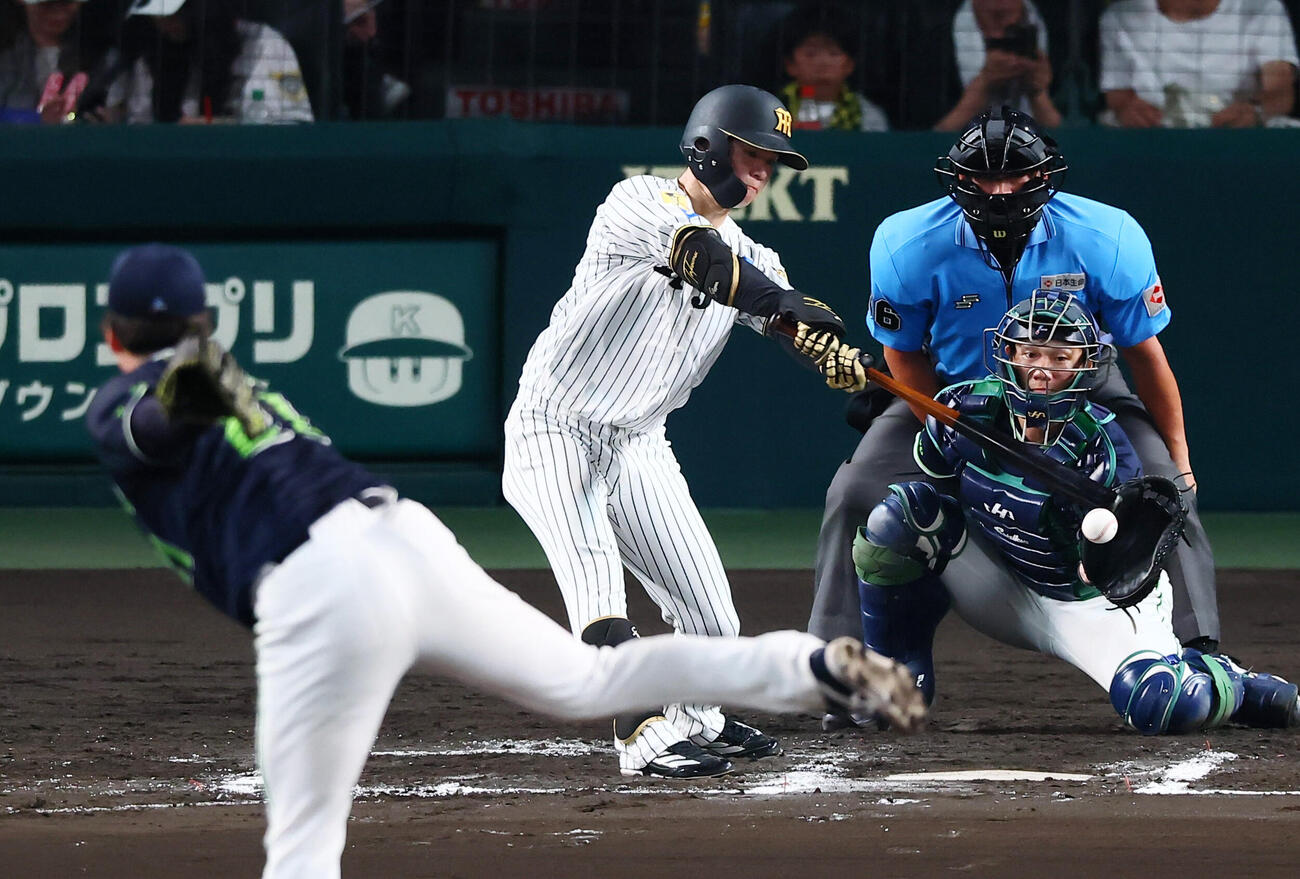 阪神対ヤクルト　7回裏阪神無死、中野拓夢は中前打を放つ。投手吉村貢司郎（撮影・加藤哉）