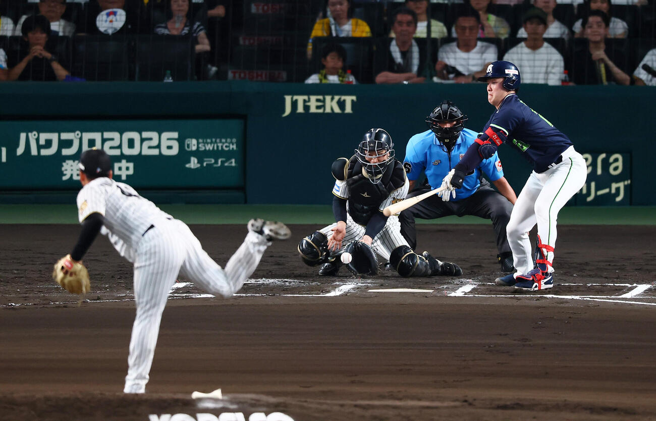 阪神対ヤクルト　6回表ヤクルト2死三塁、三振に倒れる吉村貢司郎。投手村上頌樹（撮影・加藤哉）