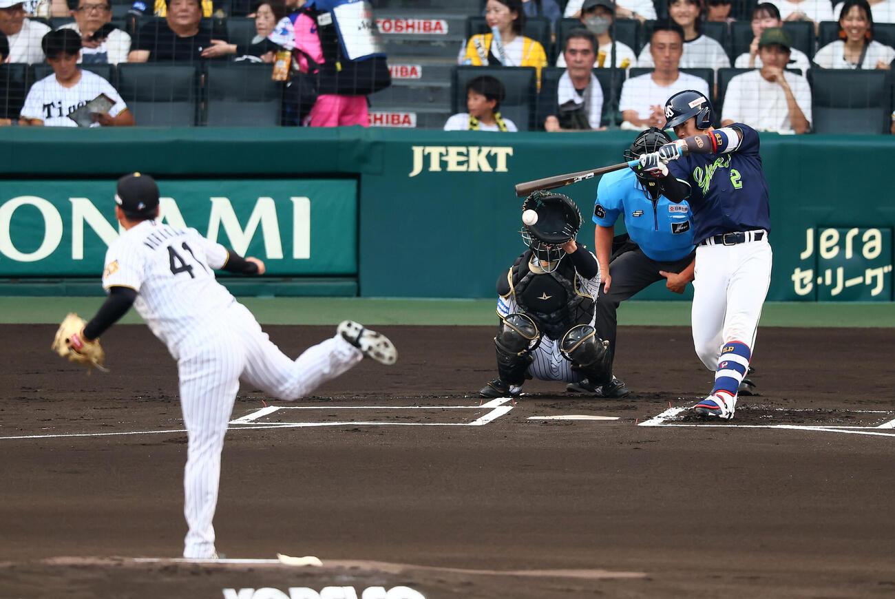 阪神対ヤクルト　1回表ヤクルト1死、..古賀優大は中前打を放つ。投手村上頌樹（撮影・加藤哉）