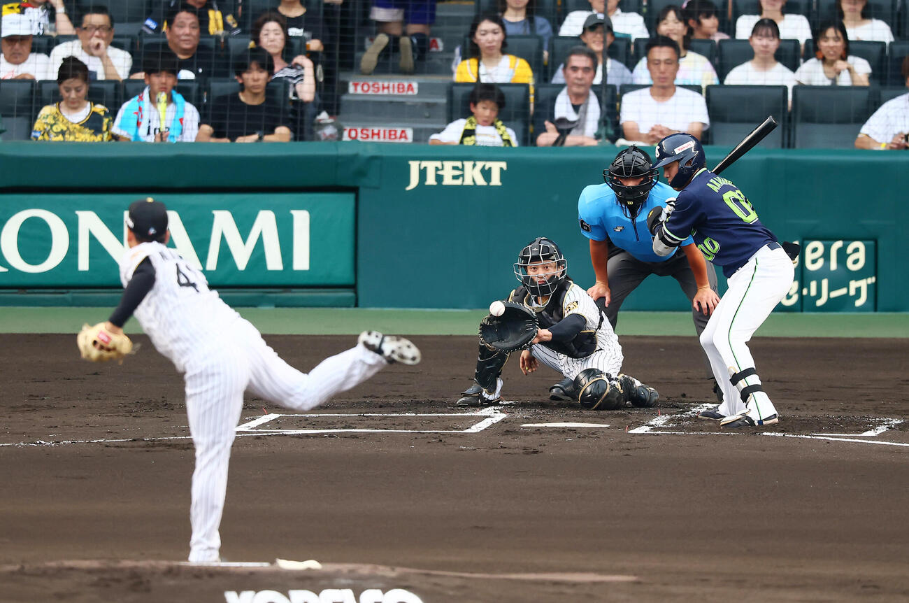 阪神対ヤクルト　1回表ヤクルト1死満塁、..三振に倒れる赤羽由紘。投手村上頌樹（撮影・加藤哉）