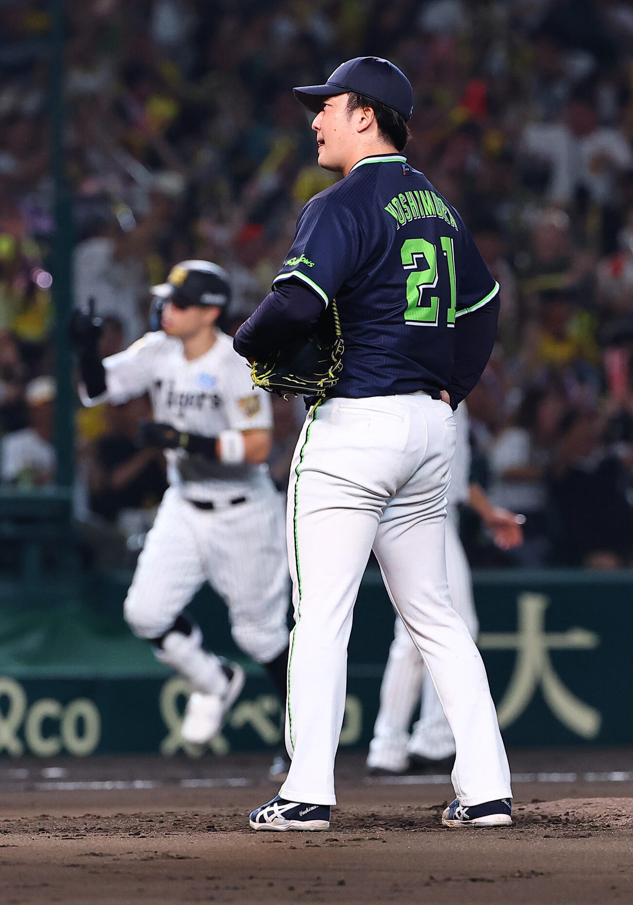 阪神対ヤクルト　7回裏阪神1死一塁、吉村貢司郎（右）は佐藤輝明に2点本塁打を浴びる（撮影・上田博志）