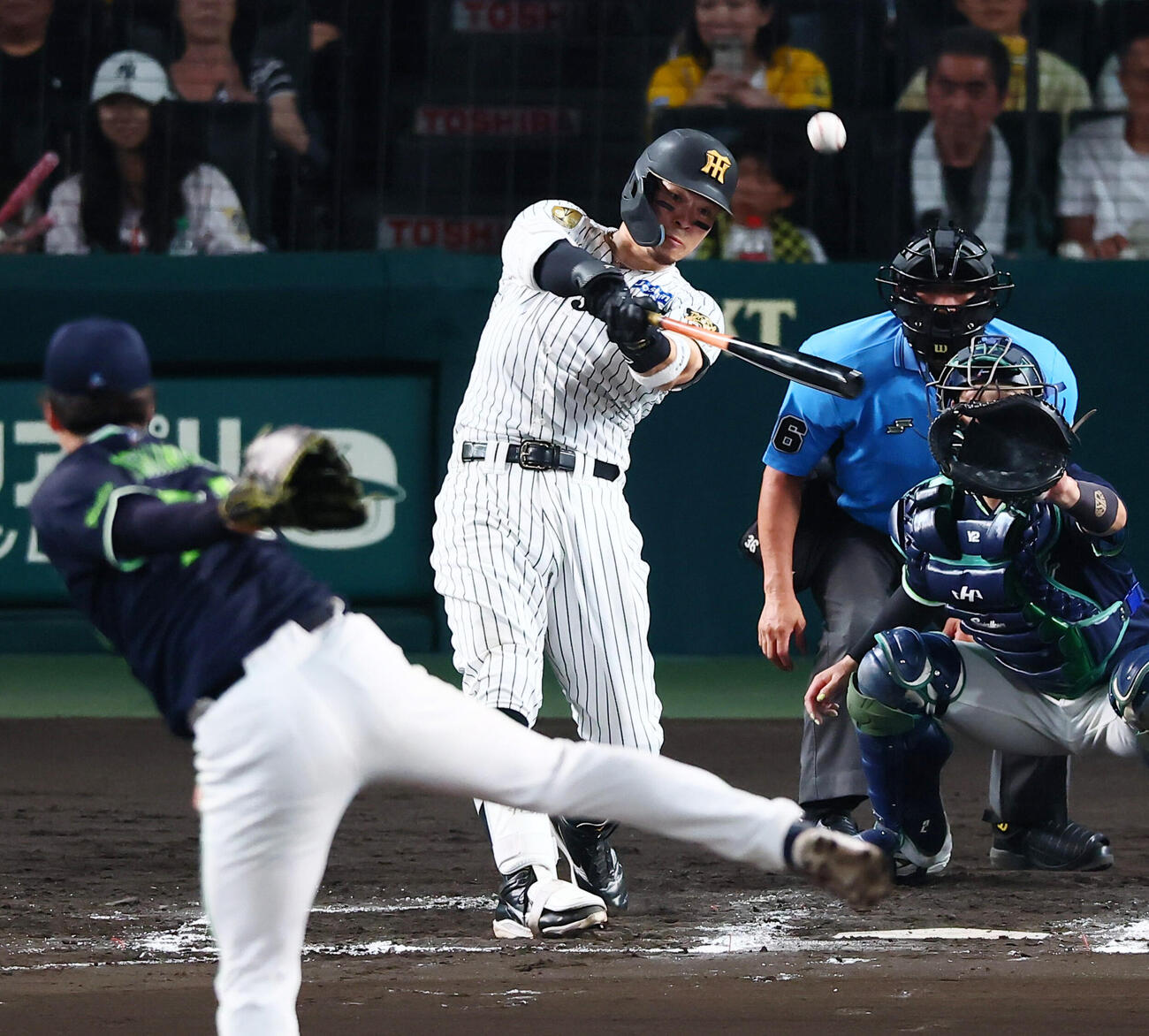 阪神対ヤクルト　7回裏阪神1死一塁、佐藤輝明は中越えに先制2点本塁打を放つ。投手吉村貢司郎（撮影・加藤哉）