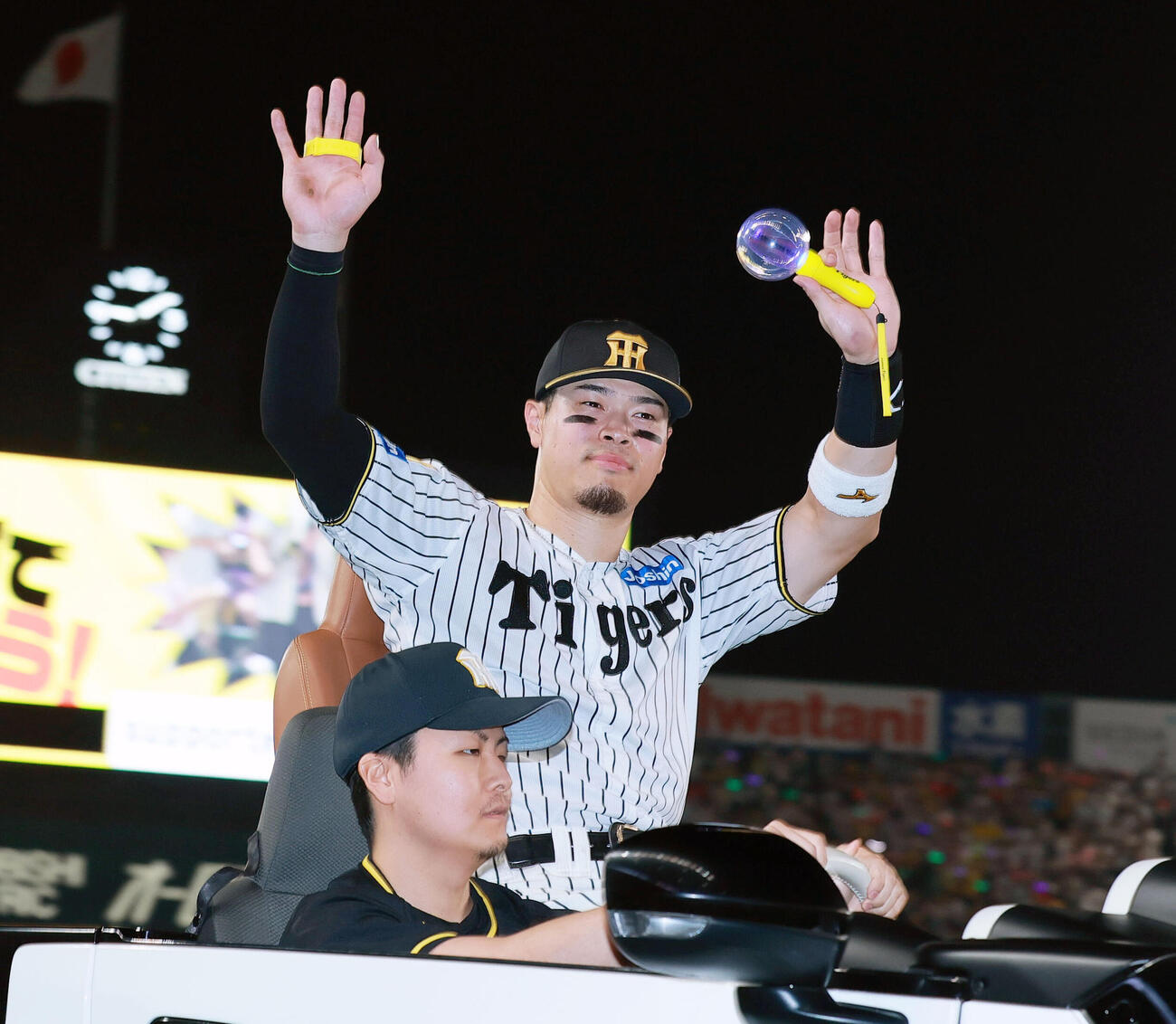 阪神対ヤクルト　ファンの声援に応えるヒーローの阪神佐藤輝明（撮影・上山淳一）