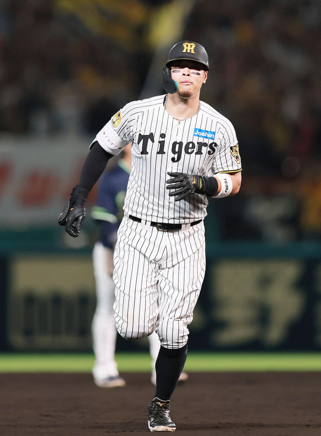 阪神対ヤクルト　7回裏阪神1死一塁、佐藤輝明は2点本塁打を放ちダイヤモンドを1周する撮影・上山淳一）