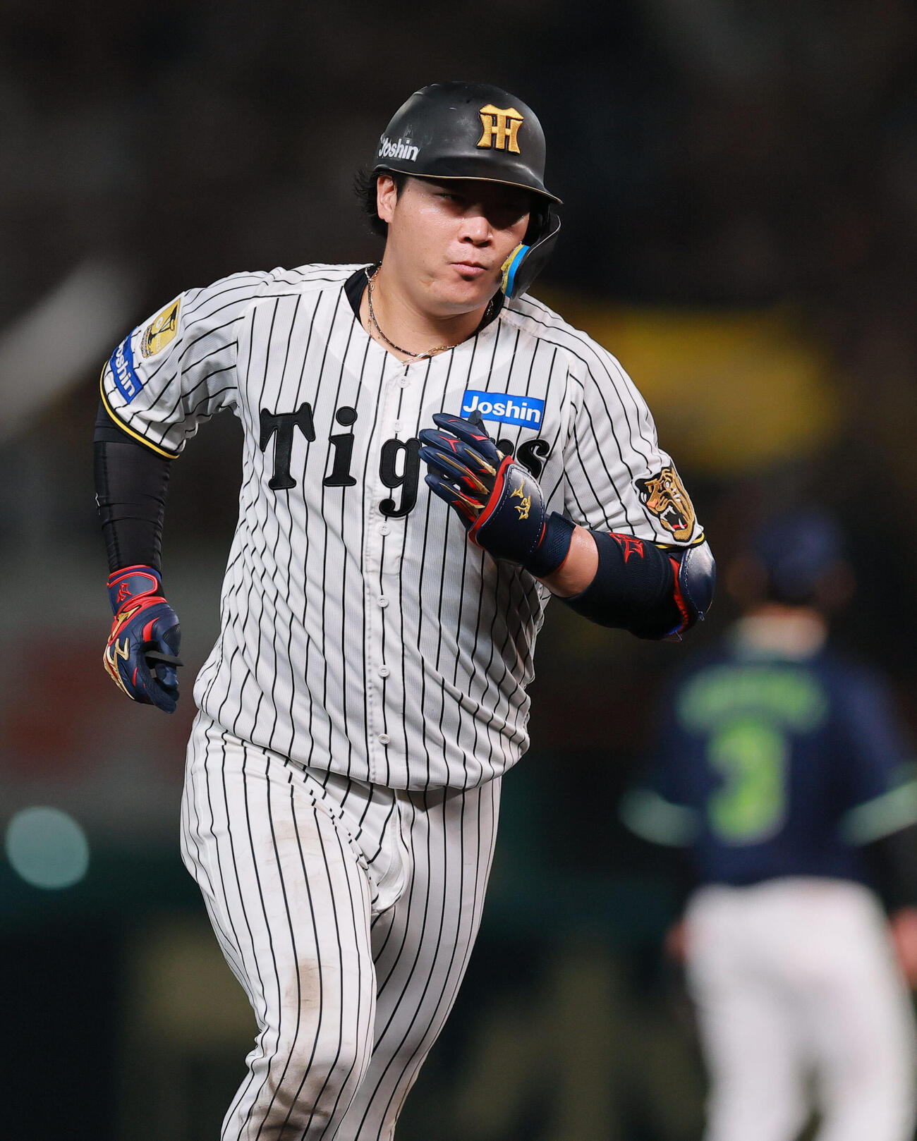 阪神対ヤクルト　7回裏阪神1死、大山悠輔は本塁打を放ちダイヤモンドを1周する（撮影・上山淳一）
