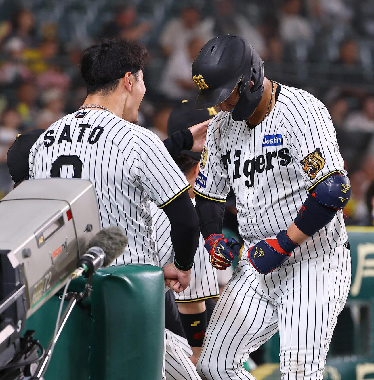阪神対ヤクルト　7回裏阪神1死、ソロ本塁打を放った大山悠輔（右）は佐藤輝明とポーズを決める（撮影・上田博志）