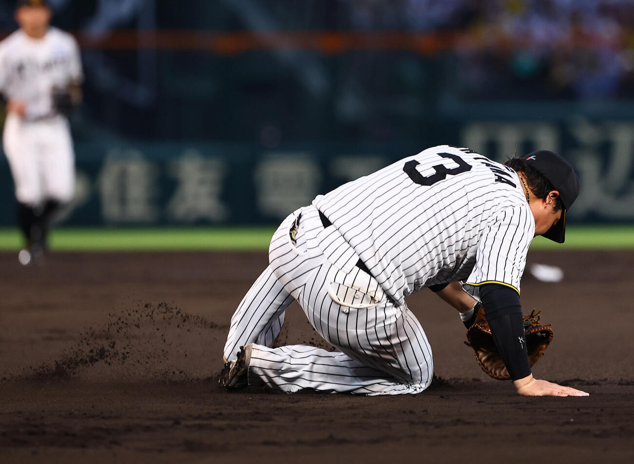 阪神対ヤクルト　4回表ヤクルト2死、大山悠輔は岩田幸宏の打球を捕れず安打を許す（撮影・上田博志）