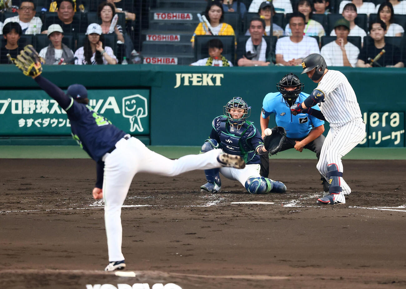 阪神対ヤクルト　2回裏阪神1死、三振に倒れる大山悠輔。投手吉村貢司郎（撮影・加藤哉）