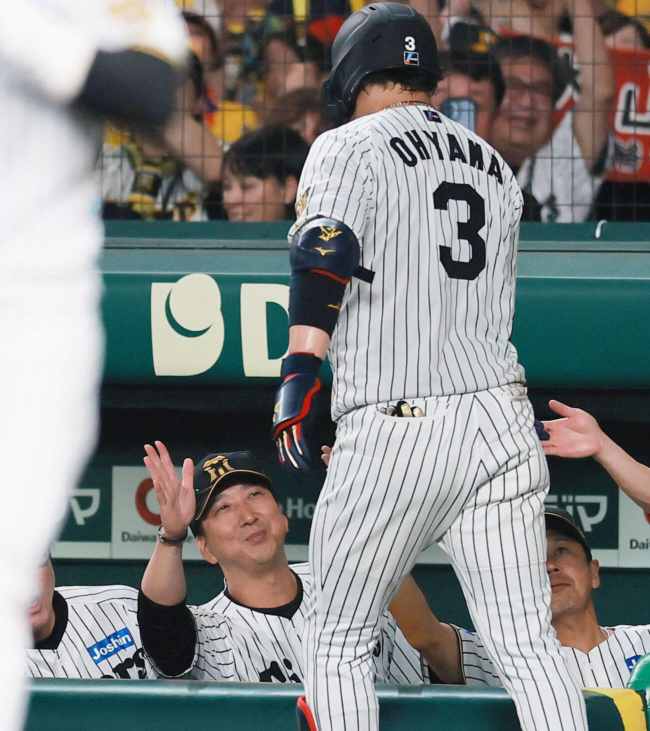 阪神対ヤクルト　7回裏阪神1死、ソロ本塁打を放った大山悠輔（手前）を出迎える藤川球児監督（撮影・上山淳一）