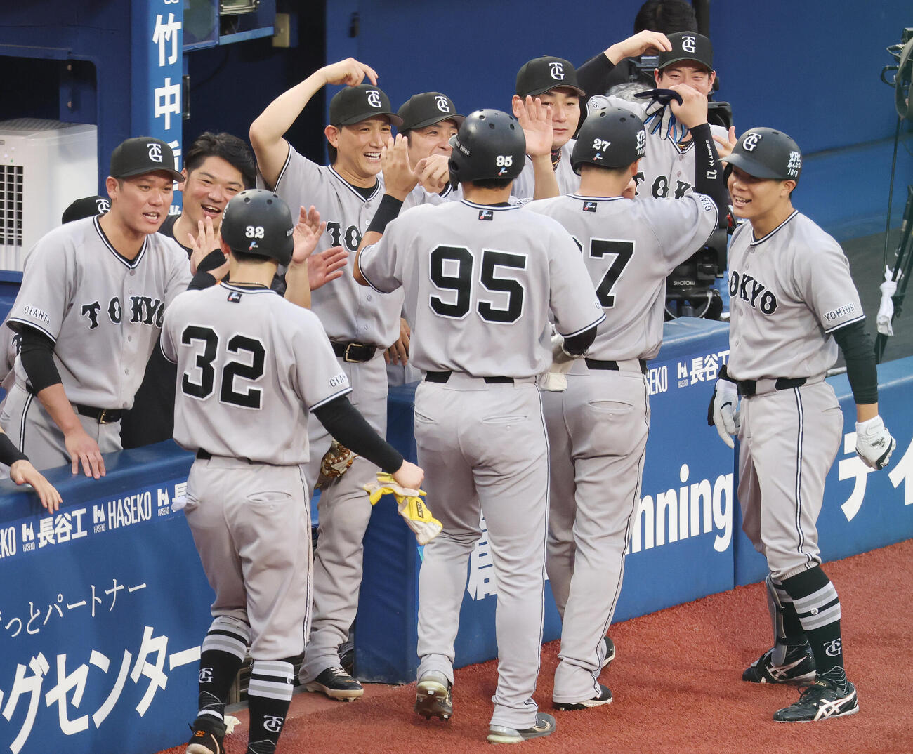 DeNA対巨人　1回表巨人2死満塁、満塁本塁打を放ちチームメートと喜ぶ佐々木俊輔（右端）（撮影・宮地輝）