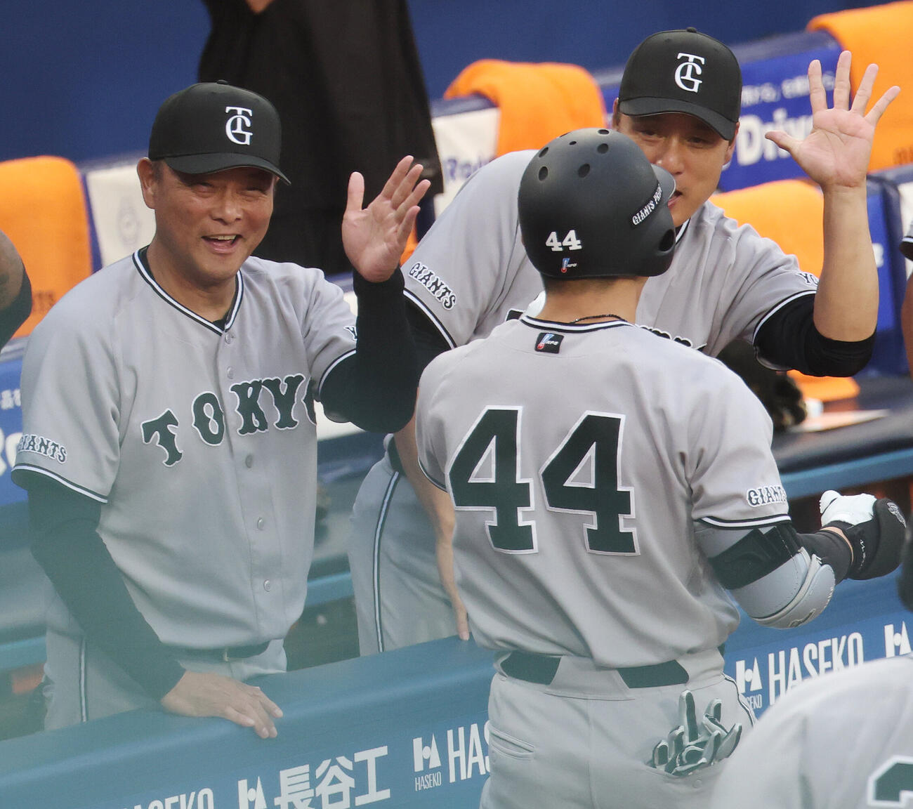 DeNA対巨人　1回表巨人2死満塁、満塁本塁打を放った佐々木俊輔（手前）を迎える橋上秀樹監督代行（撮影・宮地輝）