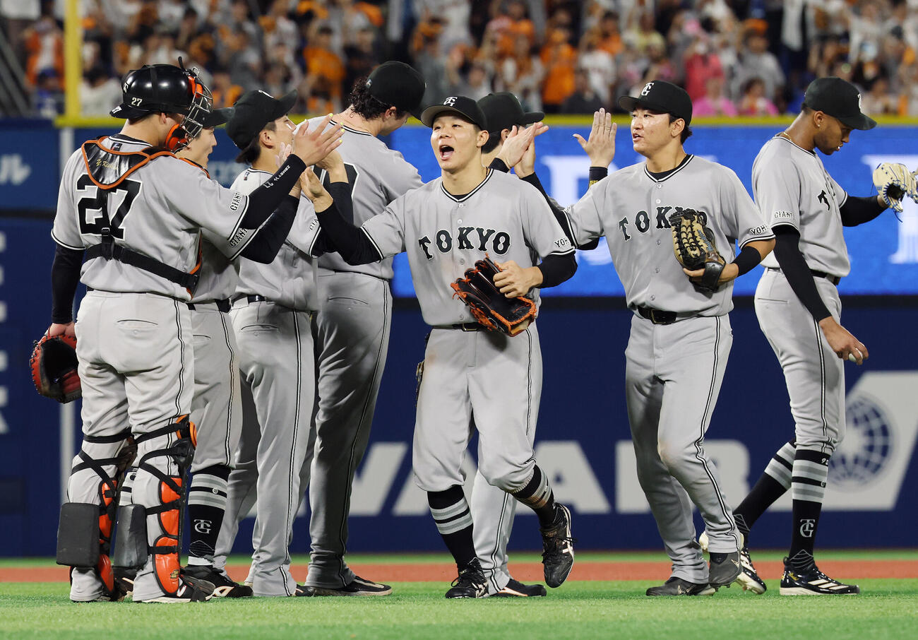 DeNA対巨人　勝利のタッチを交わす巨人佐々木俊輔（中央）（撮影・宮地輝）