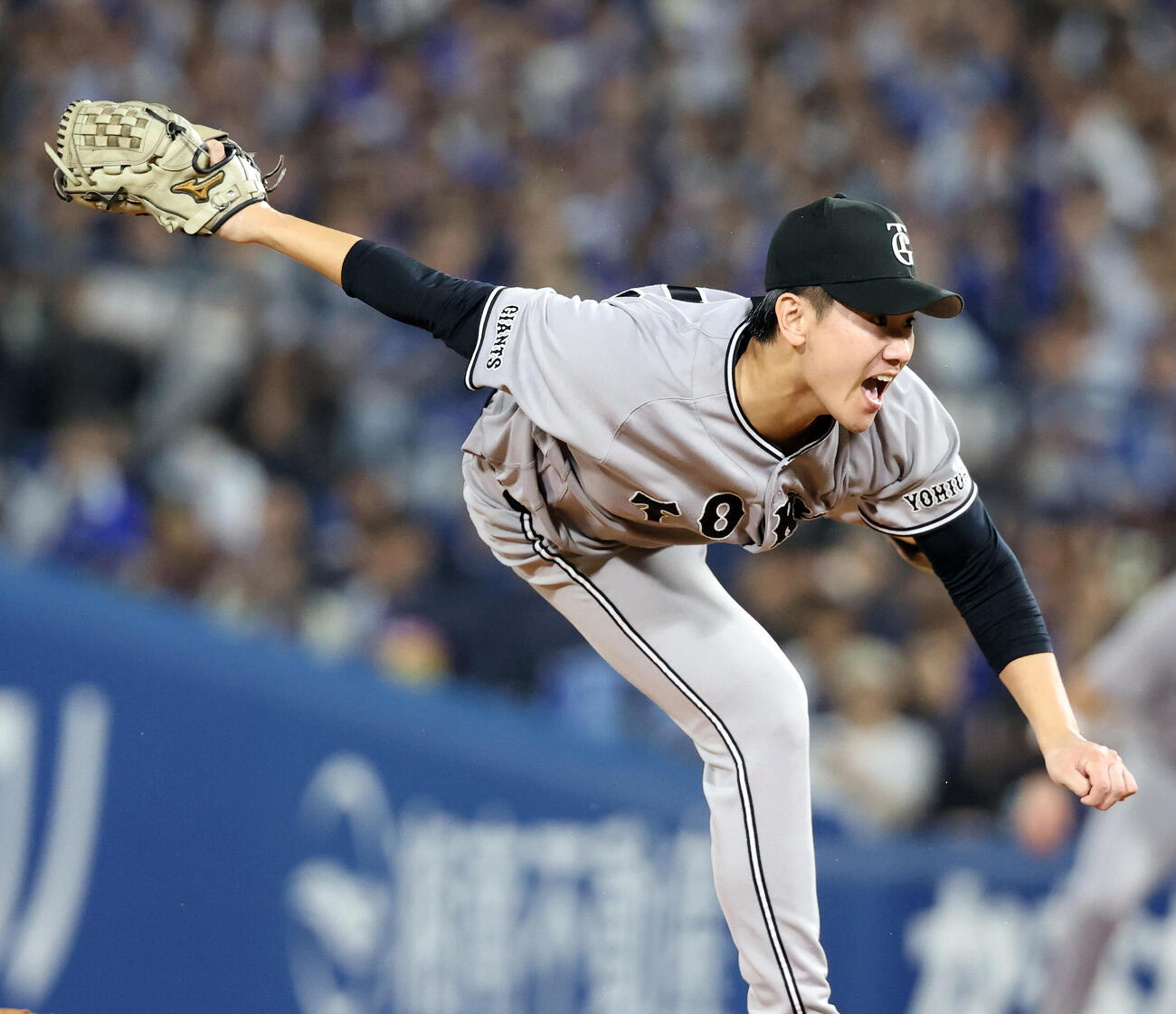 DeNA対巨人　雄たけびを上げて投げ込む巨人井上温大（撮影・浅見桂子）
