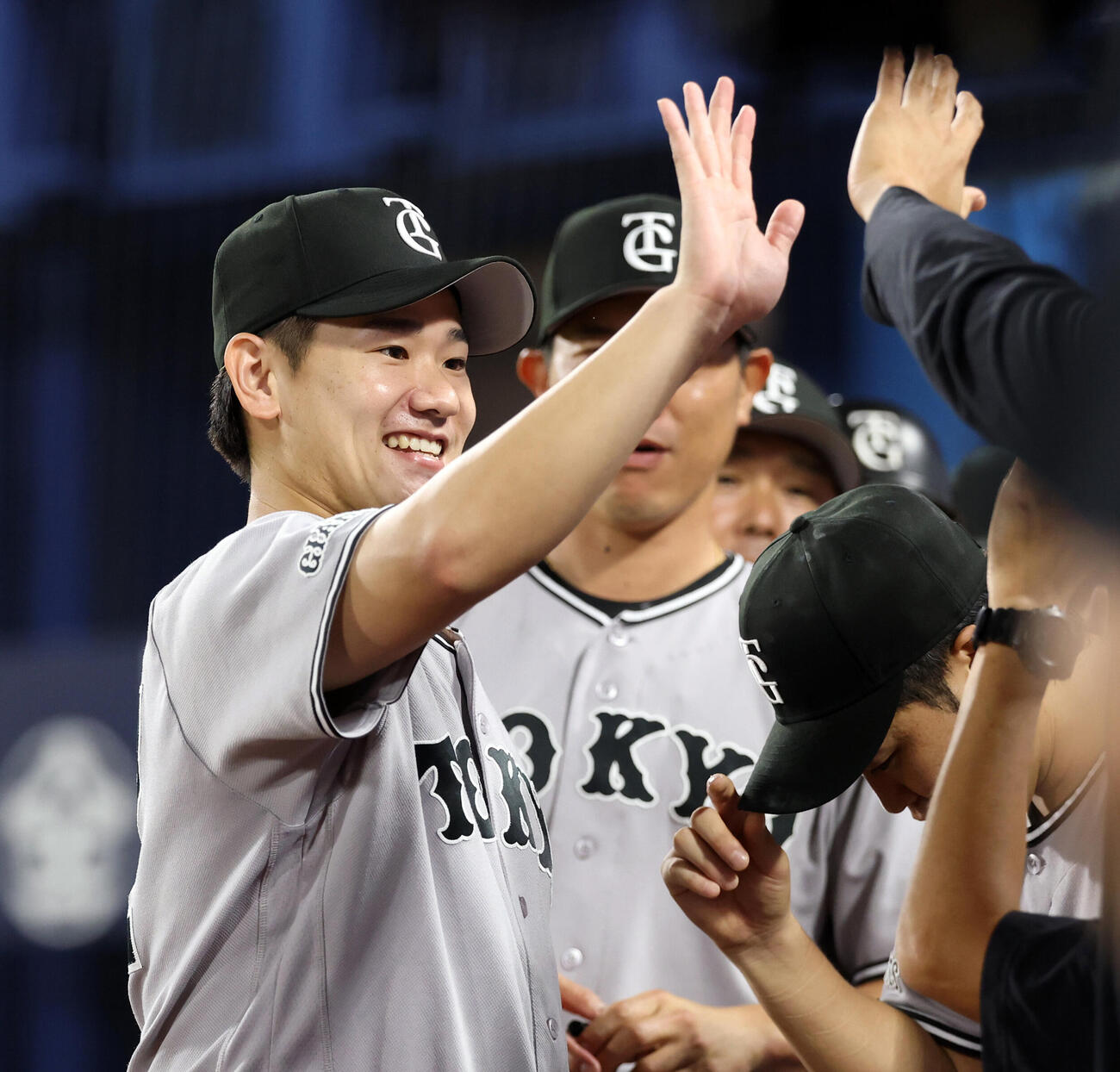 DeNA対巨人　1点差で逃げ切り8勝目を挙げた巨人井上温大（左）は笑顔でナインとハイタッチ（撮影・浅見桂子）