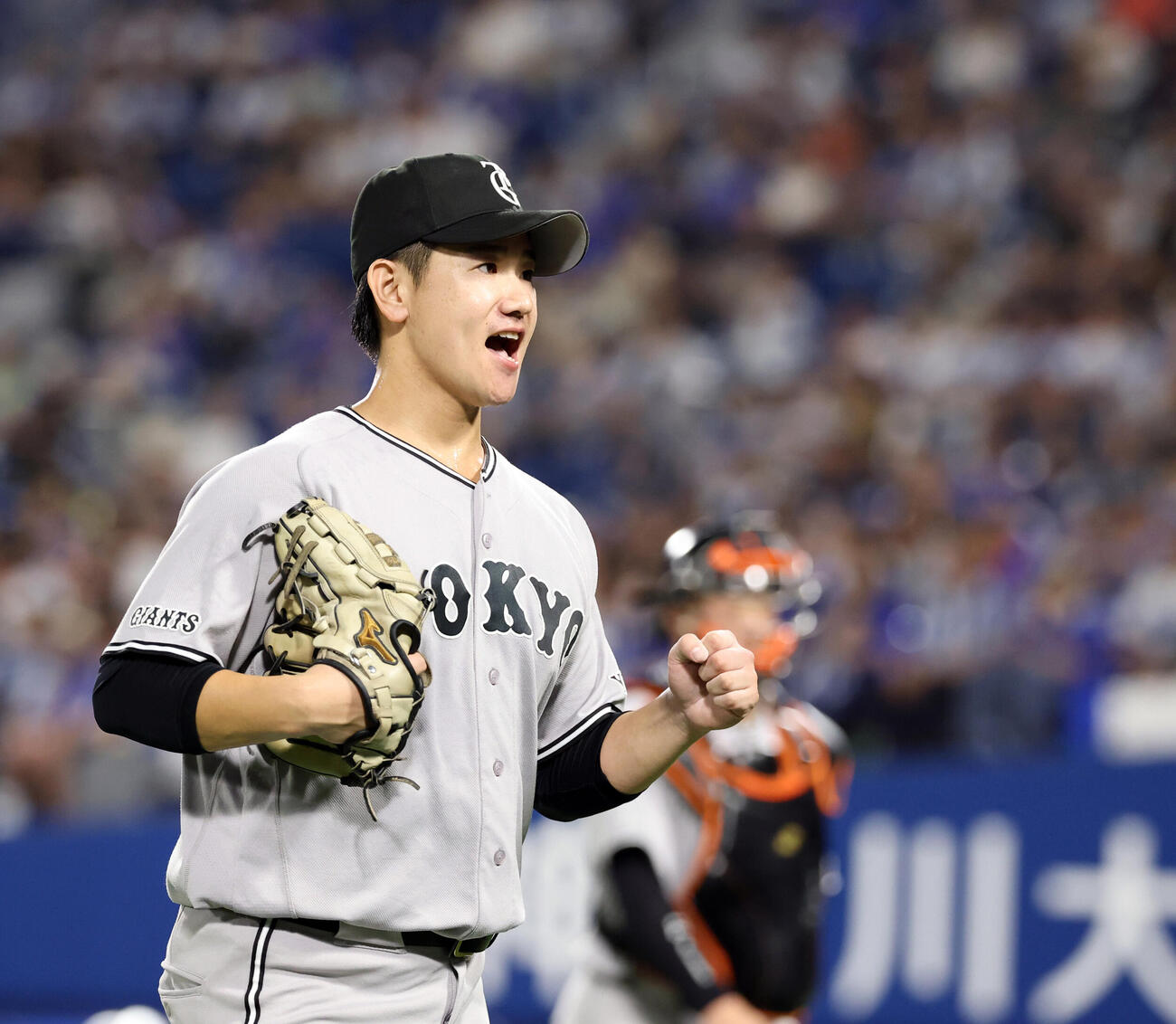 DeNA対巨人　6回裏DeNA2死一、二塁、石上泰輝を三振に仕留め笑顔でこぶしを握る井上温大（撮影・浅見桂子）