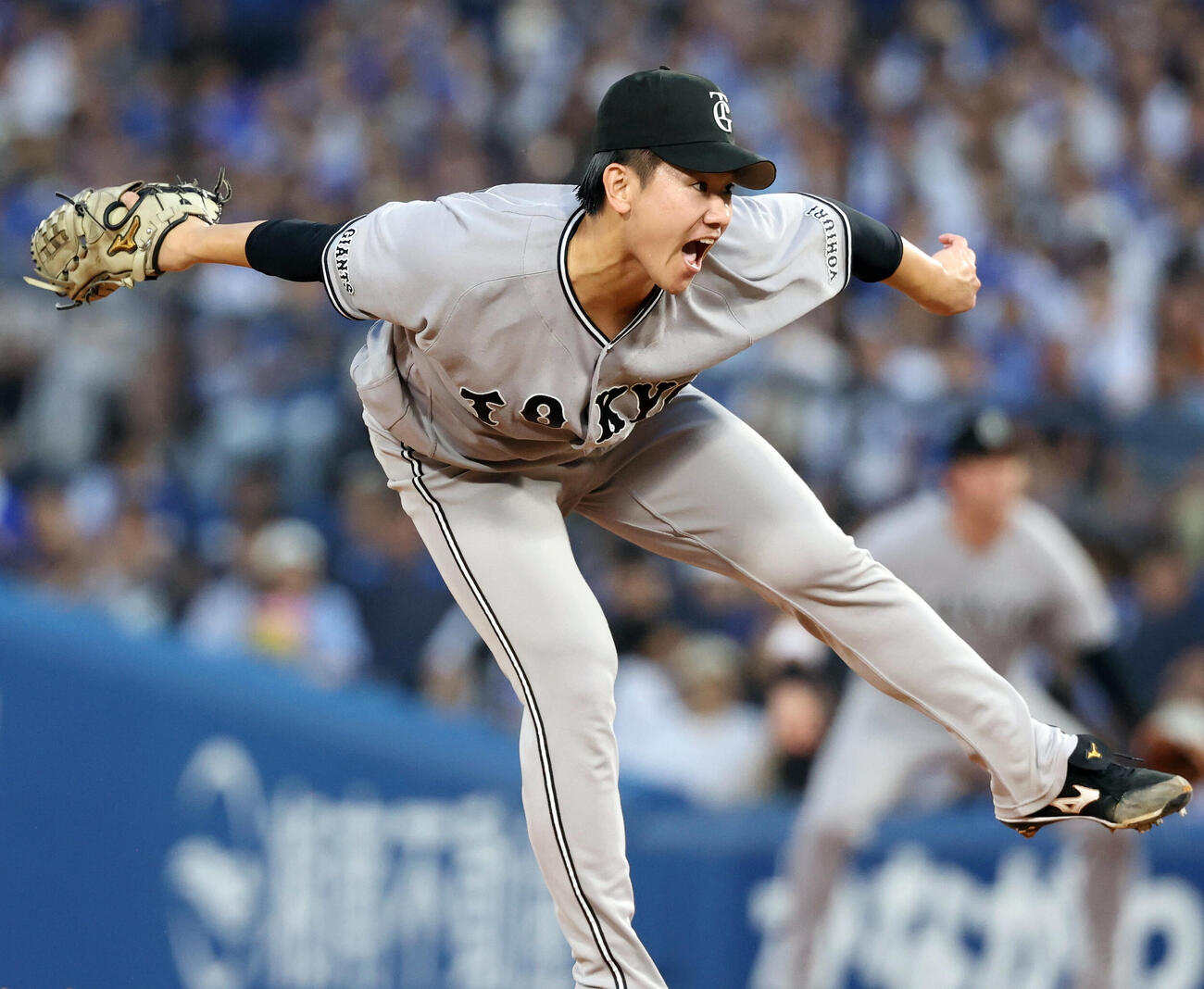 DeNA対巨人　雄たけびを上げて力投する巨人先発の井上温大（撮影・浅見桂子）