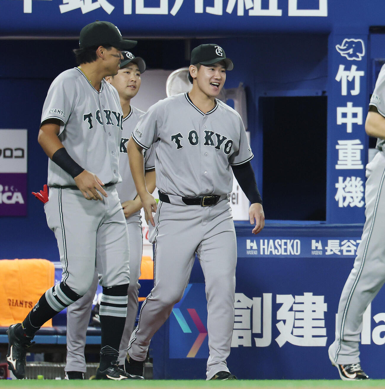 DeNA対巨人　勝利し笑顔の巨人井上温大（右）（撮影・宮地輝）