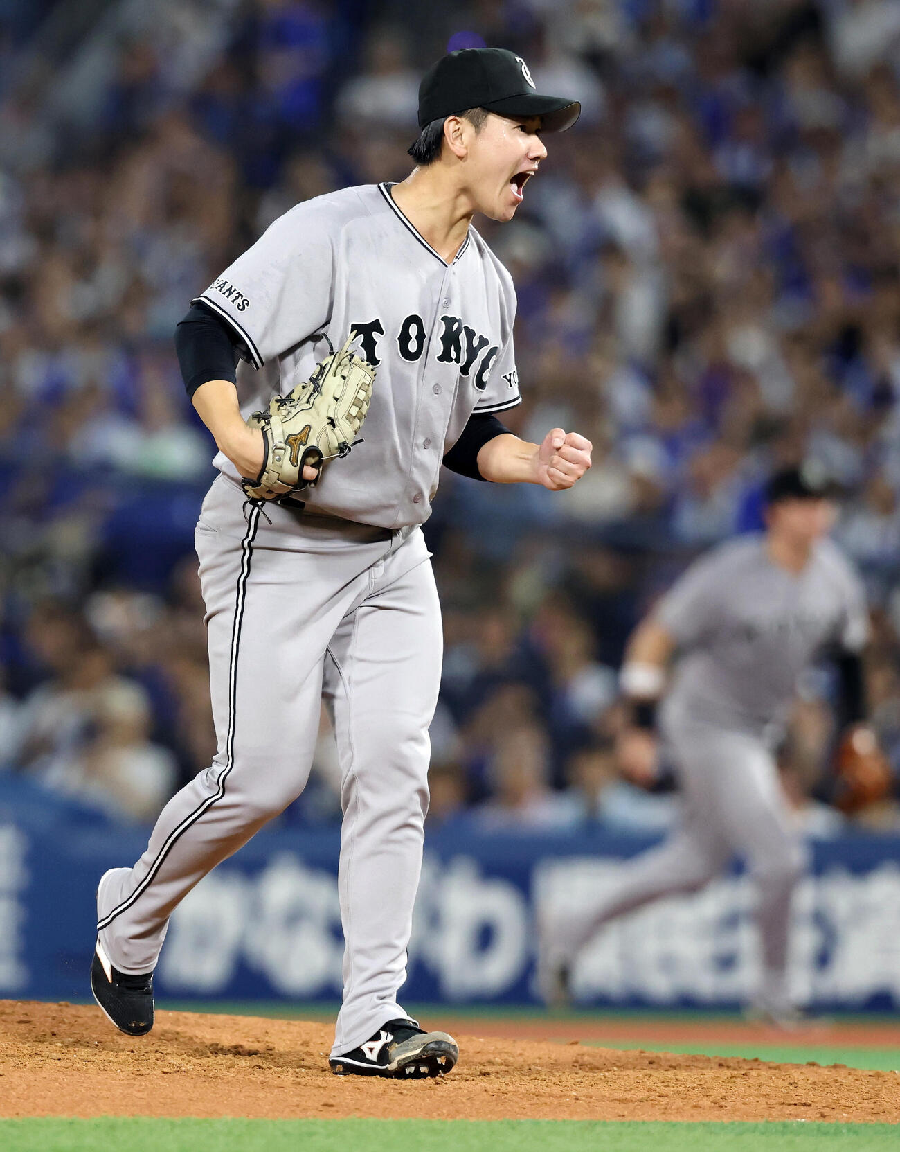 DeNA対巨人　6回裏DeNA2死一、二塁、石上泰輝を三振に仕留め雄たけびを上げる井上温大（撮影・浅見桂子）