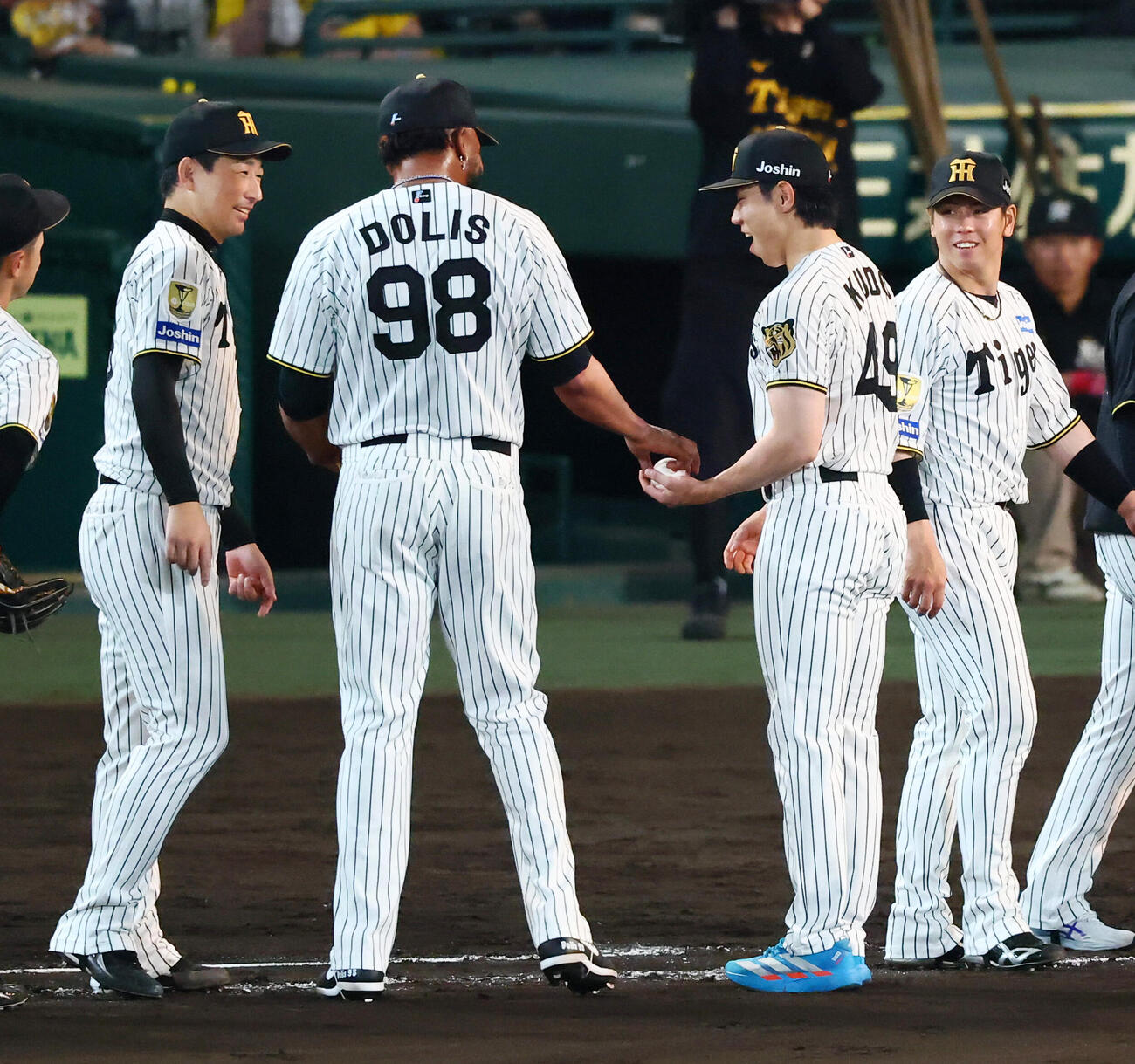 阪神対ヤクルト　プロ初勝利を挙げた工藤泰成はラファエル・ドリス（左）からウイニングボールを手渡される（撮影・加藤哉）