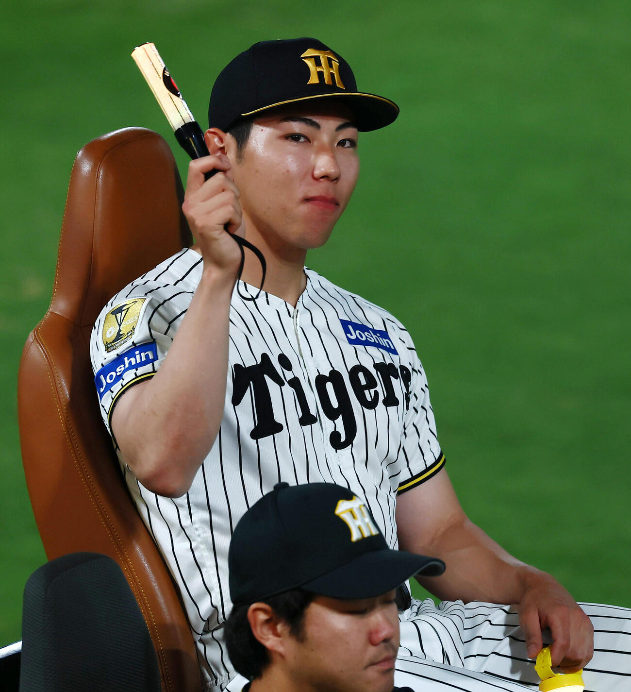 阪神対ヤクルト　ヒーローインタビューを終えリリーフカーに乗って場内1周する工藤泰成（撮影・加藤哉）