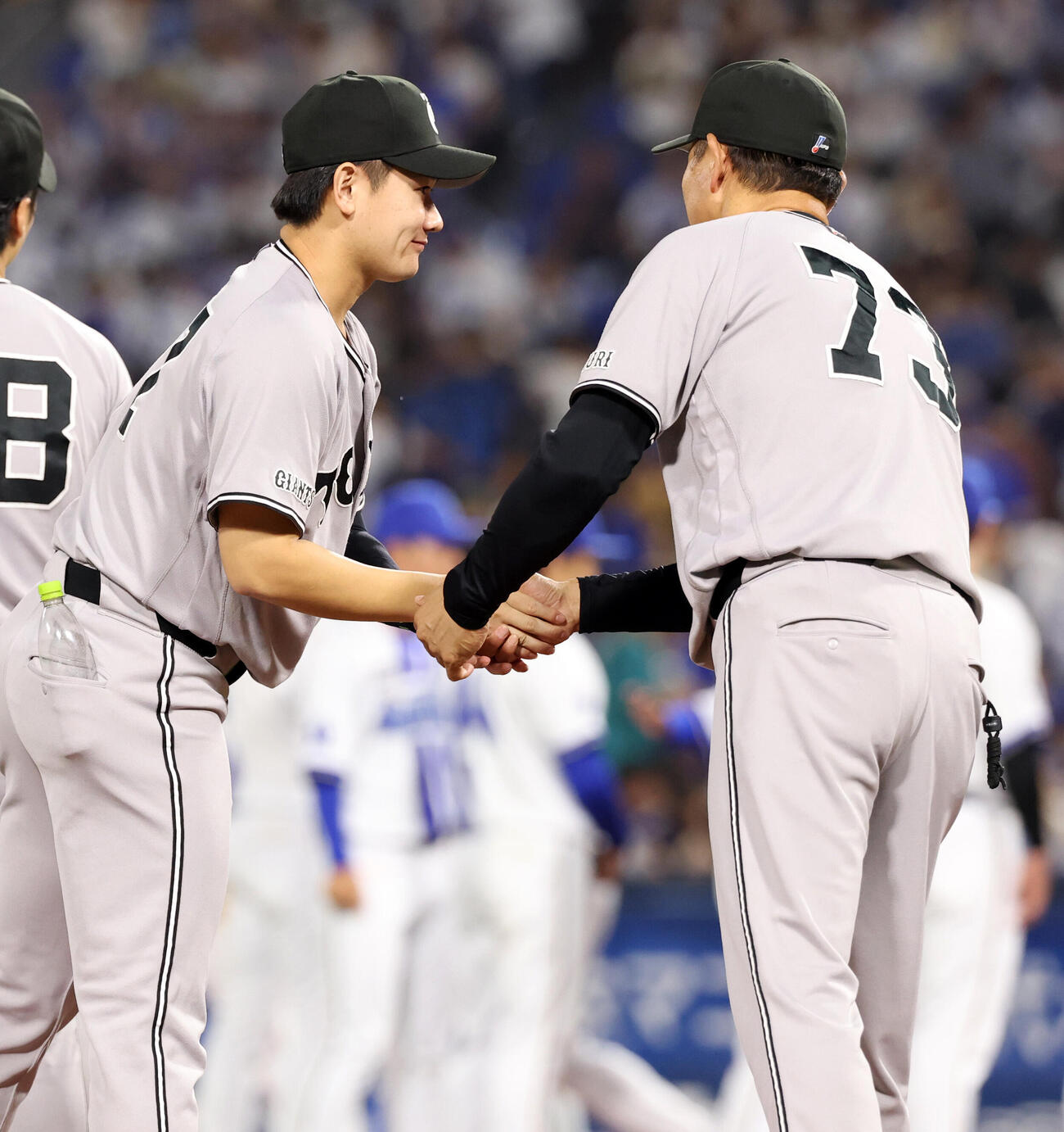 DeNA対巨人　1点差で逃げ切り8勝目を挙げた巨人井上温大（左）は笑顔で橋上秀樹監督代行と握手（撮影・浅見桂子）