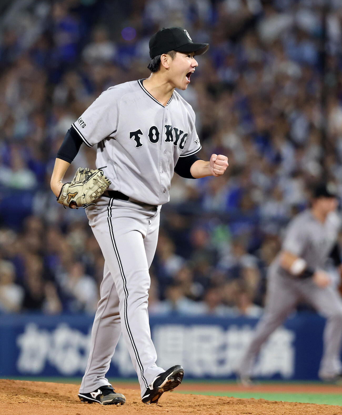 DeNA対巨人　6回裏DeNA2死一、二塁、石上泰輝を三振に仕留め雄たけびを上げる井上温大（撮影・浅見桂子）