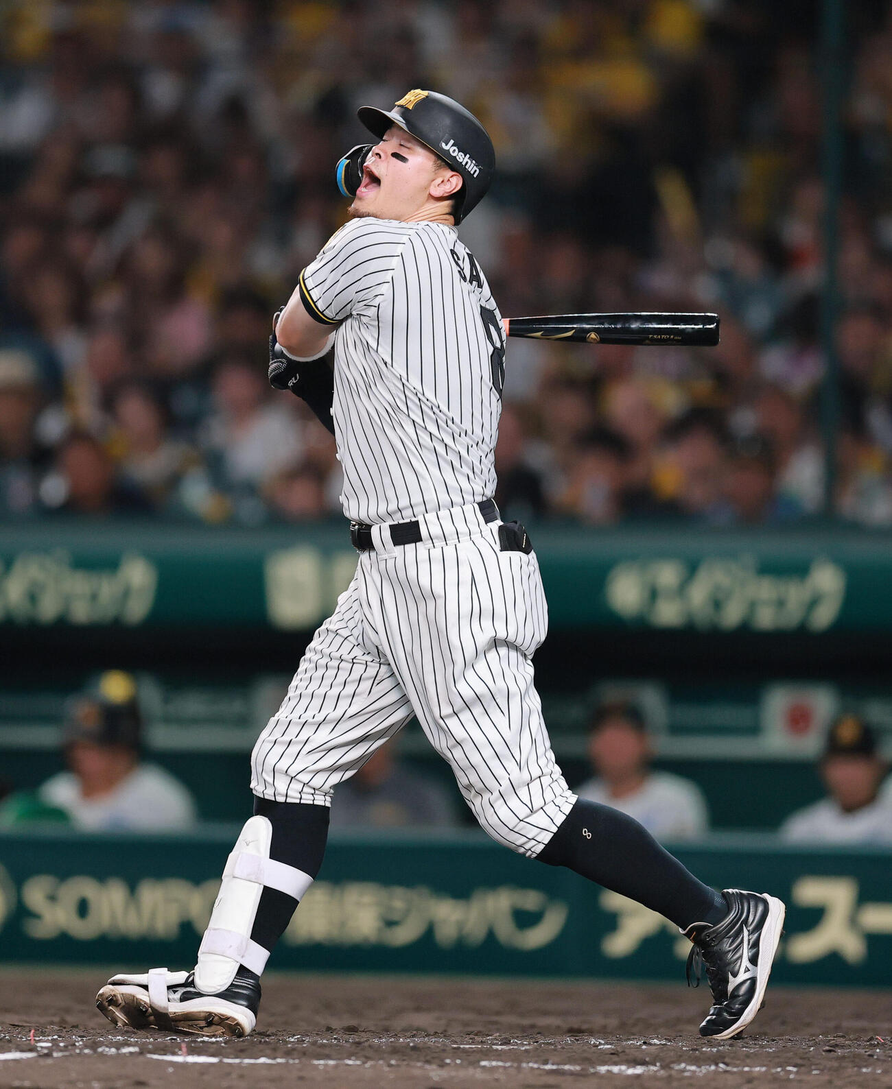 阪神対ヤクルト　5回裏阪神無死、佐藤輝明は空振り三振に倒れ落胆する（撮影・上山淳一）