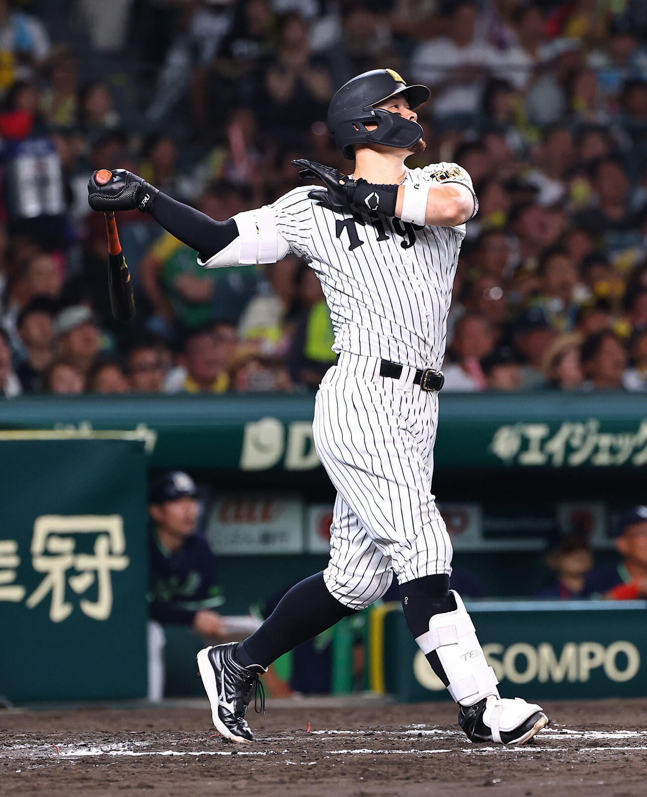 阪神対ヤクルト　7回裏阪神1死一塁、佐藤輝明は中越えに先制2点本塁打を放つ（撮影・上田博志）