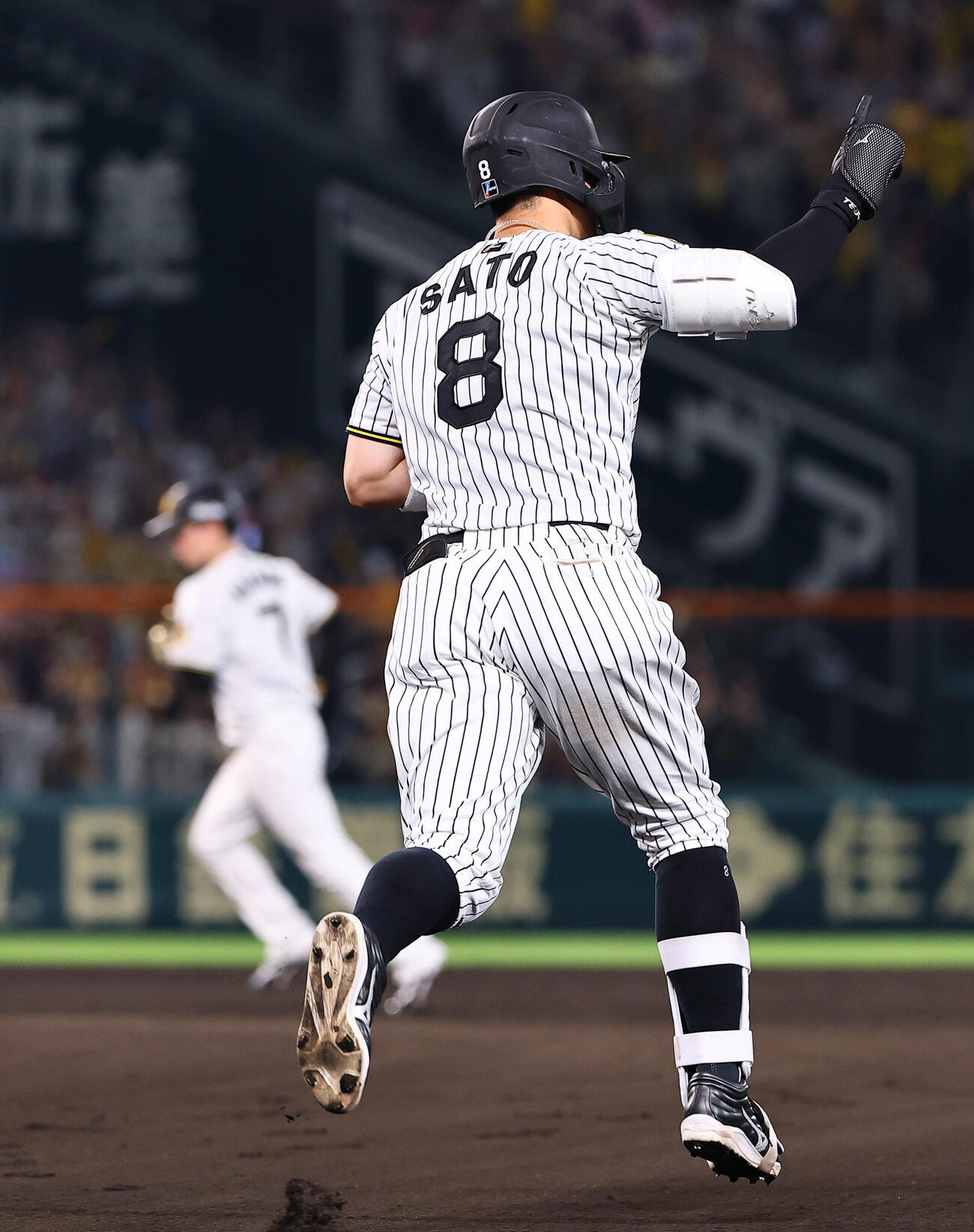 阪神対ヤクルト　7回裏阪神1死一塁、佐藤輝明は2点本塁打を放つ（撮影・上田博志）