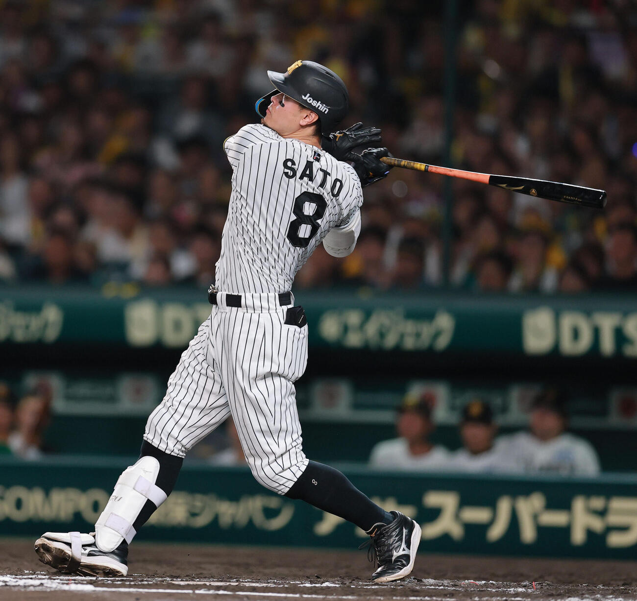 阪神対ヤクルト　7回裏阪神1死一塁、佐藤輝明は2点本塁打を放つ（撮影・上山淳一）