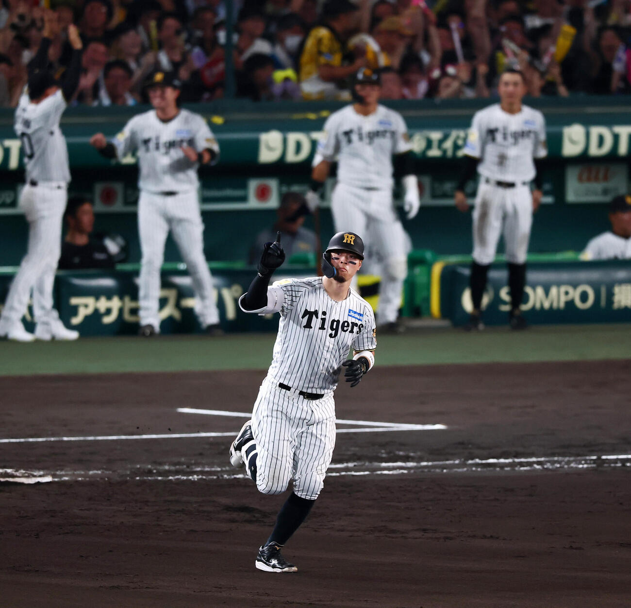 阪神対ヤクルト　7回裏阪神1死一塁、佐藤輝明は中越え2点本塁打を放つ（撮影・加藤哉）